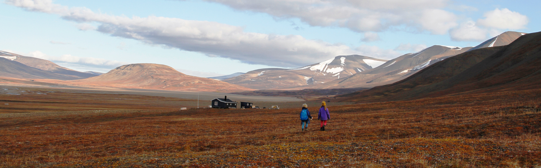 To barn som går på tur i et høstfarget landskap, Foto: Green Dog Svalbard