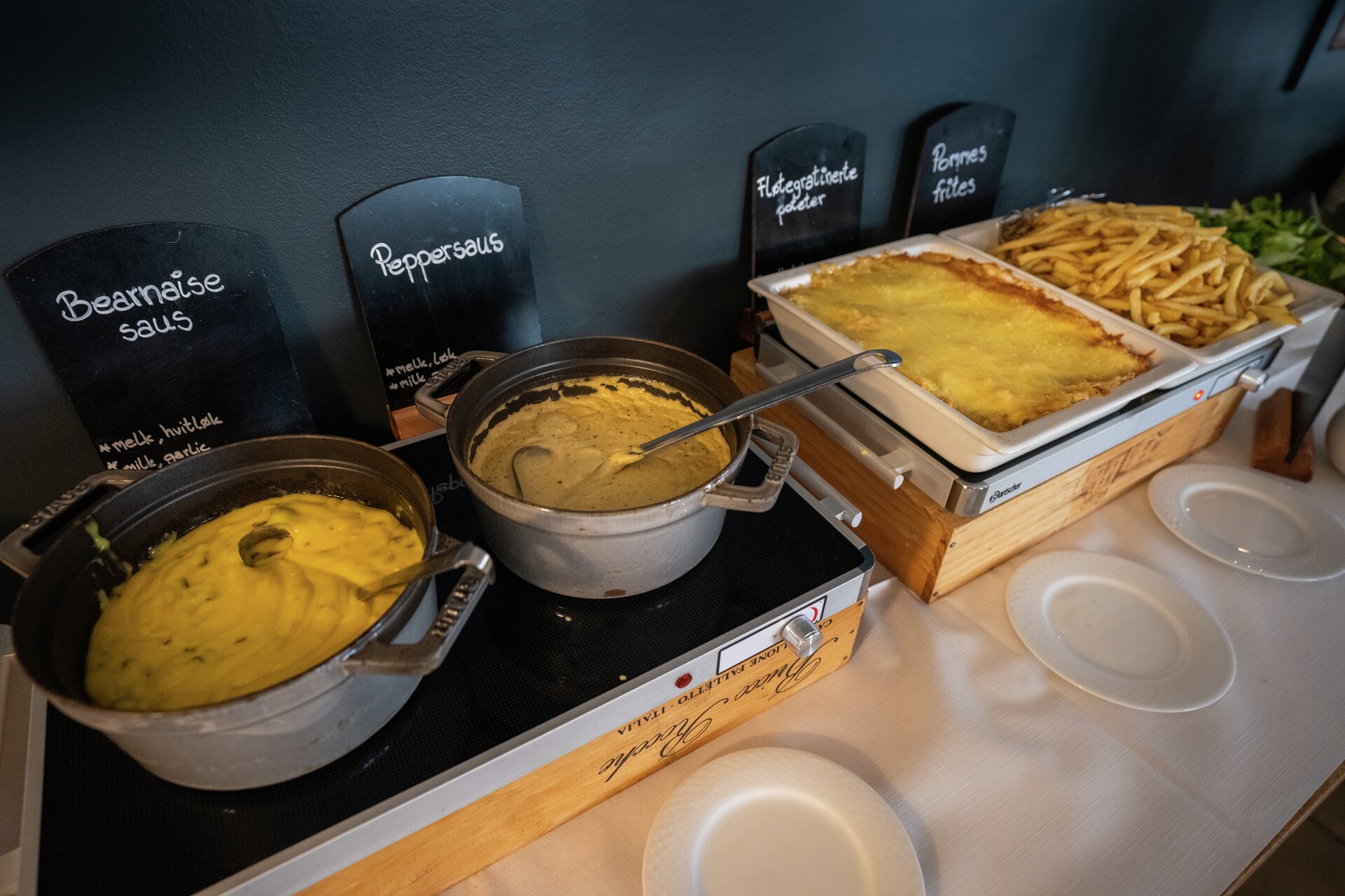 En buffet på et bord med forskjellige matretter